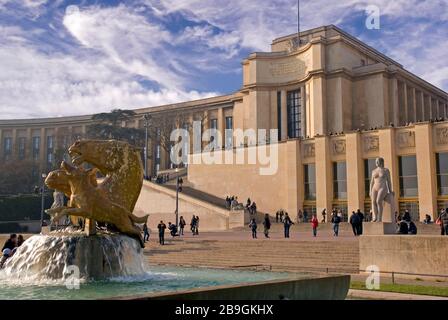 Paris: Der "Passy"-Flügel des Palais de Chaillot am Place du Trocadéro Stockfoto