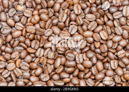 Dunkle Kaffeebohnen Hintergrundtextur von geröstetem Saatgut Stockfoto