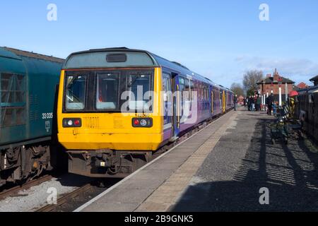 Die ehemaligen 142-Schrittmacherzüge der Northern Rail Class mit 142060 + 142028at Leeming Bar an der Wensleydale Bahn fuhren am ersten Tag in der Erhaltung Stockfoto