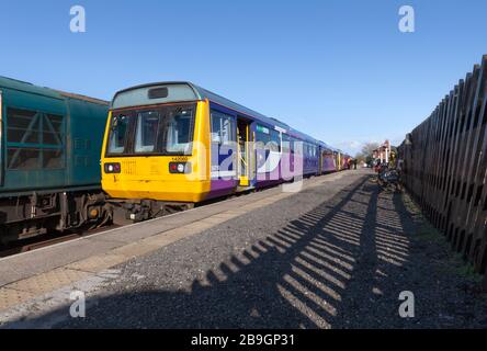 Die ehemaligen 142-Schrittmacherzüge der Northern Rail Class mit 142060 + 142028at Leeming Bar an der Wensleydale Bahn fuhren am ersten Tag in der Erhaltung Stockfoto