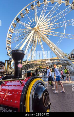 Vergnügungsviertel an der V&A Victoria und Albert Waterfront mit Cape Ferris Wheel Kapstadt Südafrika Stockfoto