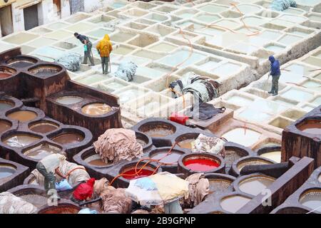 Blick über Chouara Tannery, in der Medina von Fes (Fez), Marokko Stockfoto