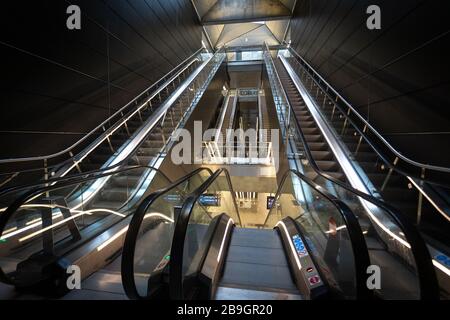 Leere U-Bahn-Station Rådhuspladsen in der Kopenhagener Stadt während der Coronakrise. Schilder fordern Passagiere auf, andere Verkehrswege zu suchen. Stockfoto