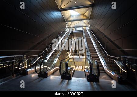 Leere U-Bahn-Station Rådhuspladsen in der Kopenhagener Stadt während der Coronakrise. Schilder fordern Passagiere auf, andere Verkehrswege zu suchen. Stockfoto