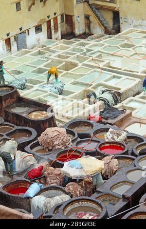 Blick über Chouara Tannery, in der Medina von Fes (Fez), Marokko Stockfoto