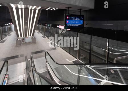 Leere U-Bahn-Station Rådhuspladsen in der Kopenhagener Stadt während der Coronakrise. Schilder fordern Passagiere auf, andere Verkehrswege zu suchen. Stockfoto