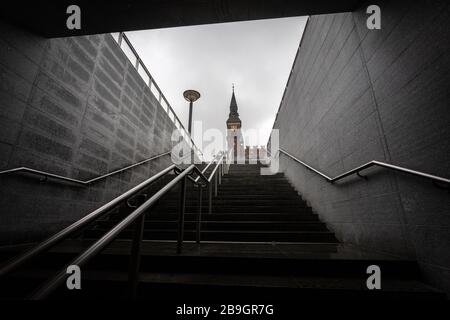 Leere U-Bahn-Station Rådhuspladsen in der Kopenhagener Stadt während der Coronakrise. Schilder fordern Passagiere auf, andere Verkehrswege zu suchen. Stockfoto