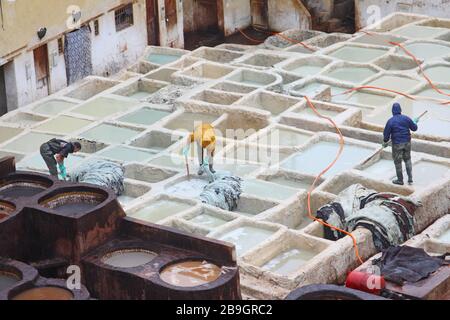 Blick über Chouara Tannery, in der Medina von Fes (Fez), Marokko Stockfoto