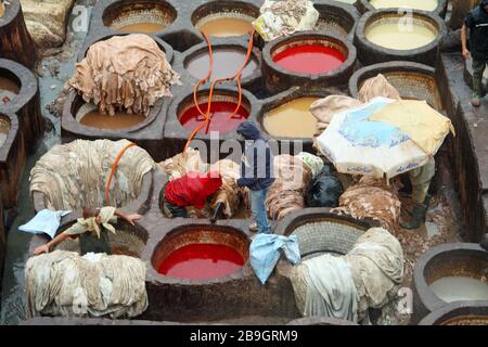 Blick über Chouara Tannery, in der Medina von Fes (Fez), Marokko Stockfoto