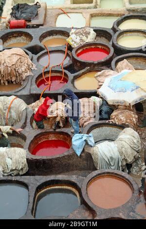 Blick über Chouara Tannery, in der Medina von Fes (Fez), Marokko Stockfoto