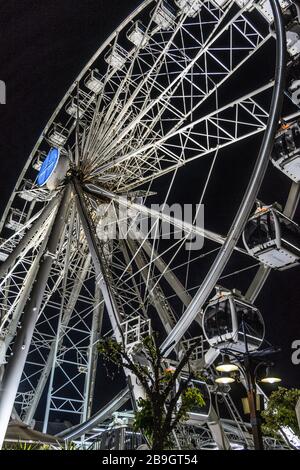 Das große Kapferrisrad leuchtet bei Nachtaufnahmen aus Victoria und Albert Waterfront Cape Town Südafrika Stockfoto