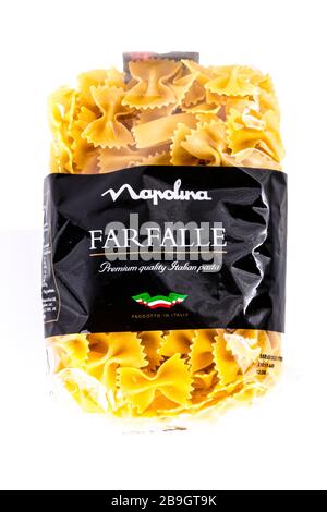 Pasta, Pastapack, Farfalle Pasta, Napolina Pasta, Pasta, italienische Pasta, weißer Hintergrund, Kopierraum, isoliert, Produkt, Produkte, Artikel, Packung, Stockfoto