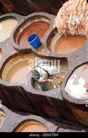 Blick über Chouara Tannery, in der Medina von Fes (Fez), Marokko Stockfoto