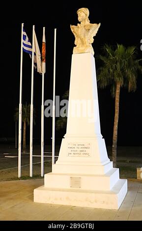 LARNAKA, ZYPERN - 02. MÄRZ 2019: Pleite von Cimon in Larnaka. Athenischer Staatsmann und General Mitte des 5. Jahrhunderts v. Chr. Griechenland in der Nacht Stockfoto