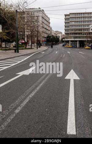 Leere Straße in Athen, Griechenland, am Syntagma-Platz, während der offiziellen Sperrung aufgrund eines Ausbruchs des Coronavirus, 22. März 2020. Stockfoto