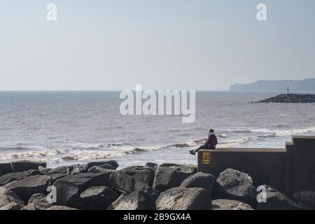 Sidmouth, Devon, 24. März 2020 fast leere Strände in Sidmouth, Devon, da die meisten Menschen die neuen "Tag zu Hause"-Regeln im zuge der Coronavirus-Pandemie beachten. Credit: Photo Central/Alamy Live News Stockfoto