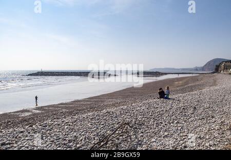 Sidmouth, Devon, 24. März 2020 fast leere Strände in Sidmouth, Devon, da die meisten Menschen die neuen "Tag zu Hause"-Regeln im zuge der Coronavirus-Pandemie beachten. Credit: Photo Central/Alamy Live News Stockfoto