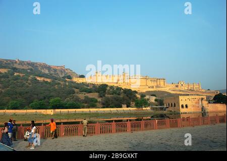 Jaipur, Indien - 11. November 2019:Sonnenschein auf dem Hügel, der vom Amber Fort bedeckt ist Stockfoto