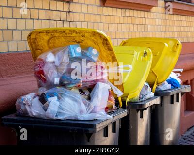 Volle Mülltonnen Kunststoff der Stadt Stockfoto