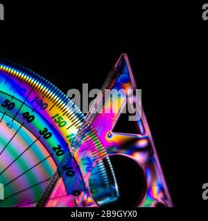 Kreuzpolarisation mit transparentem Kunststoff-Set-Quadrat und Protraktor, aufgenommen durch einen Polarisationsfilter mit polarisierter Lichtquelle. GROSSBRITANNIEN Stockfoto