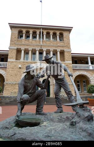 Goldgräberskulptur vor Perth Mint Eingang, Perth City Center, Western Australia Stockfoto