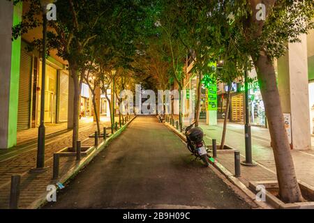 Leere Nikis Straße in Athen, Griechenland, während der offiziellen Sperrung wegen des Ausbruchs des Coronavirus. Stockfoto
