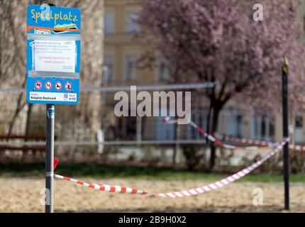 Luckenwalde, Deutschland. März 2020. Ein Volleyballplatz in der Innenstadt ist mit einer rot-weißen Linie abgedrandet. Auf dem Hinweisschild ist zu sehen, dass der Spielplatz wegen der Corona-Pandemie geschlossen ist. Mit der Kennzeichnung will die Stadt das Verbot von Menschenmassen in Parks und öffentlichen Bereichen durchsetzen. Credit: Soeren Stache / dpa-Zentralbild / dpa / Alamy Live News Stockfoto