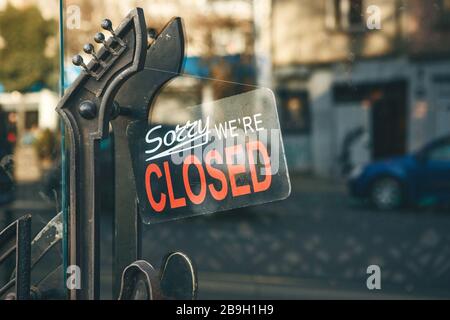 Nahanfahrtsschild - leider sind wir an der Tür am Eingang des Ladens oder Cafés geschlossen. Stockfoto