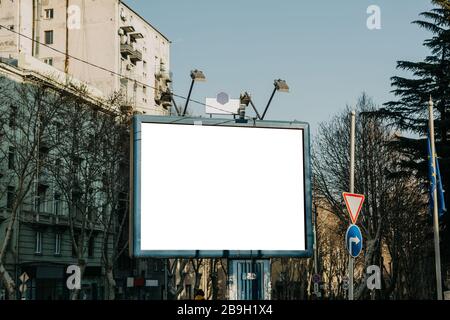 Banner oder Ständer mit verspottertem oder weißem, leerem Kopierbereich auf einer Straße in der Stadt. Straßenwerbung und Werbung für Waren und Dienstleistungen. Stockfoto