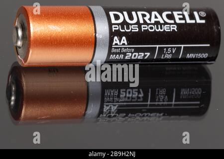 Maastricht, niederlande 03/11/2020 isolierte duracell AA Alkaline-Batterien mit Reflexionshintergrund Stockfoto