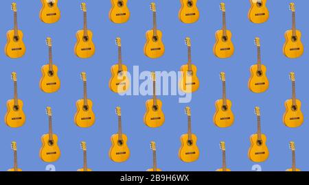 Muster nahtlose Akustikgitarre auf blauem Hintergrund. Muster mit Instrument für Musik. Minimalistisches Musikkonzept mit Gitarrendruck Stockfoto