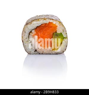 Futomaki Sushk mit Lachs und Avocado weiß isoliert Stockfoto