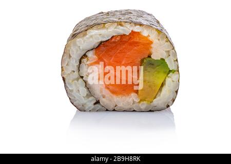 Futomaki Sushk mit Lachs und Avocado Nahaufnahme auf Weiß Stockfoto