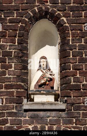 Gent, Belgien - religiöse Skulptur in einem der Wallis des Heiligen Elisabeth Beginenhauses. Unesco-Weltkulturerbe Stockfoto