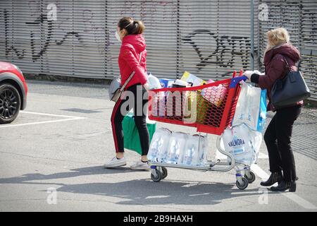 Coronavirus pandemic Effects: Zwei Frauen mit überfülltem Quarantänewagen. Turin, Italien - März 2020 Stockfoto