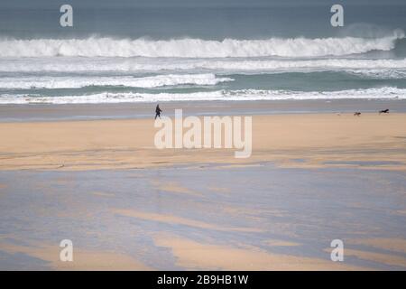 Newquay, Cornwall, Großbritannien. März 2020. Anwohner, die den Rat der Regierung einholen und sich auf einem völlig menschenleeren Fistral Beach in Newquay in Cornwall selbst isolieren. Gordon Scammell/Alamy Live News. Stockfoto