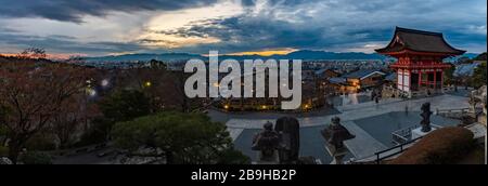 Ein Panoramabild über den Sonnenuntergang über Kyoto vom Kiyomizu-dera Tempel. Stockfoto