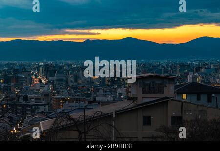 Ein Bild der Stadt Kyoto, das bei Sonnenuntergang aufgenommen wurde. Stockfoto