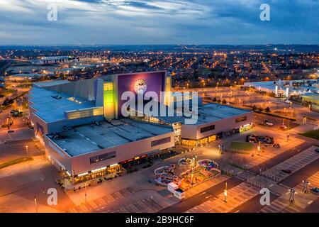 Xscape Indoor-Skigebiet und Freizeitgebäude Castleford West Yorkshire in der Nähe der Kreuzung 32 und des Einzelhandelsverkaufs, Luftbild in der Abenddämmerung Stockfoto