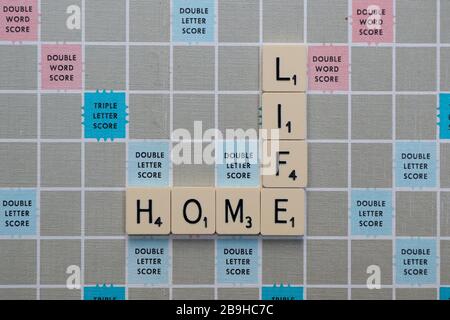 London, Großbritannien. März 2020. Scrabble Board mit Formulierungen und Wörtern im Zusammenhang mit Coronavirus Hilfe, Positivität und Unterstützung. HEIMLEBEN Stockfoto