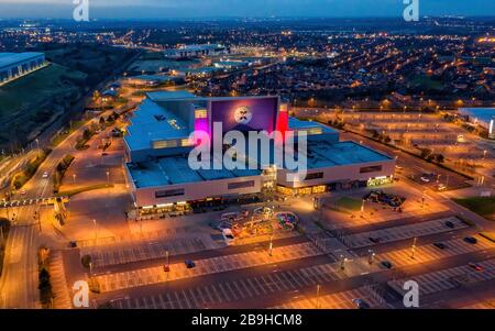 Xscape Indoor-Skigebiet und Freizeitgebäude Castleford West Yorkshire in der Nähe der Kreuzung 32 und des Einzelhandelsverkaufs, Luftbild in der Abenddämmerung Stockfoto