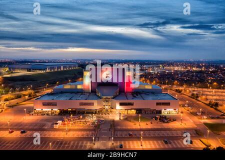 Xscape Indoor-Skigebiet und Freizeitgebäude Castleford West Yorkshire in der Nähe der Kreuzung 32 und des Einzelhandelsverkaufs, Luftbild in der Abenddämmerung Stockfoto