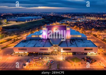 Xscape Indoor-Skigebiet und Freizeitgebäude Castleford West Yorkshire in der Nähe der Kreuzung 32 und des Einzelhandelsverkaufs, Luftbild in der Abenddämmerung Stockfoto