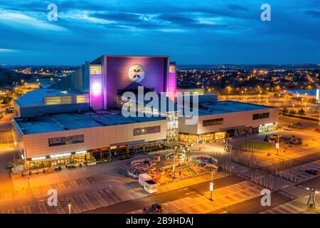 Xscape Indoor-Skigebiet und Freizeitgebäude Castleford West Yorkshire in der Nähe der Kreuzung 32 und des Einzelhandelsverkaufs, Luftbild in der Abenddämmerung Stockfoto