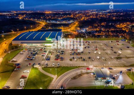 Asda Superstore Glasshoughton Castleford West Yorkshire in der Nähe der Kreuzung 32 der M62. Dämmerungsfoto von einer Drohne Stockfoto