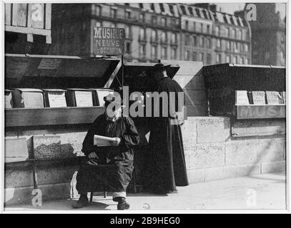 DIE BOUQUINISTE CHONMORU Le bouquiniste Chonmoru, quai des Grands-Augustins. Paris (VIème arr.), vers 1900. Photographie de Louis Vert (1865-1924). Paris, musée Carnavalet. Stockfoto