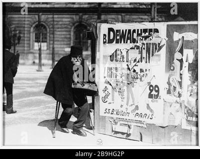 HÄNDLER VON SPITZE Marchand de lacets devant la caserne Lobeau. Paris, Vers 1900. Photographie de Louis Vert (1865-1924). Paris, musée Carnavalet. Stockfoto