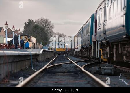 Die ehemaligen 142-Schrittmacherzüge der Northern Rail Class 142028 + 142060, die Leeming Bar, die Wensleydale Eisenbahn nach ihrem ersten Tag in der Erhaltung anreisten Stockfoto