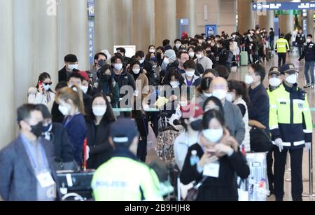 (200324) -- SEOUL, 24. März 2020 (Xinhua) -- Passagiere aus Frankfurt, Deutschland warten darauf, dass Busse für Quarantäneanlagen am internationalen Flughafen Incheon in Incheon, Südkorea, am 24. März 2020 fahren. Südkorea meldete 76 weitere Fälle von COVID-19 im Vergleich zu 24 Stunden vor Dienstag Ortszeit und erhöhte die Gesamtzahl der Infektionen auf 9.037. Die neu bestätigten Fälle blieben für den dritten geraden Tag unter 100. Von den neuen Fällen wurden 20 aus dem Ausland importiert. (Newsis/Handout über Xinhua) Stockfoto