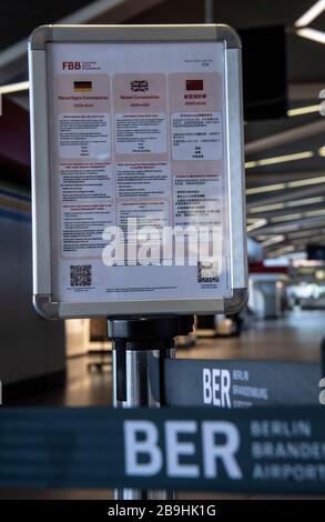 Berlin, Deutschland. März 2020. Eine Infotafel am Flughafen Tegel informiert über das Coronavirus. Credit: Paul Zinken / dpa / Alamy Live News Stockfoto